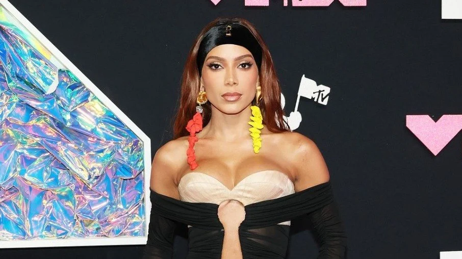 Anitta leva moda brasileira e se destaca no VMA