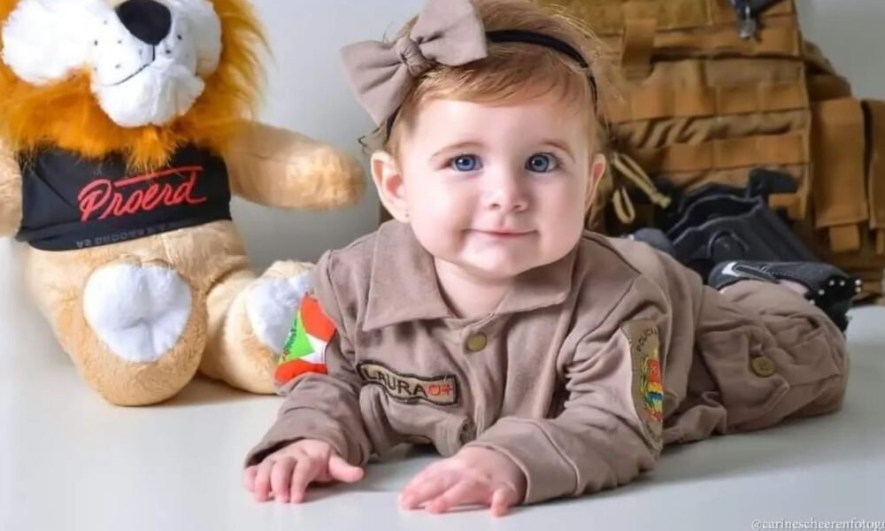 Laura Bonaldi, a bebê que arrasa nas redes sociais com seu carisma e suas poses