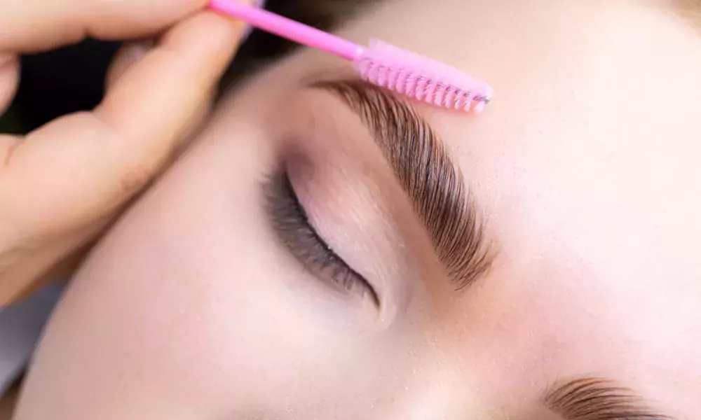 Henna, brow lamination e micropigmentação: entenda as diferenças