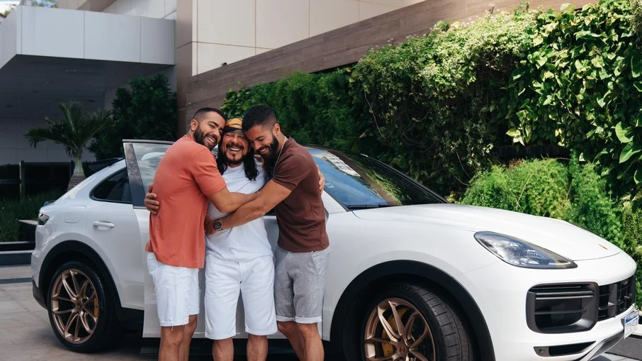 Bell Marques faz 71 anos e ganha carro de R$ 1,3 milhão dos filhos