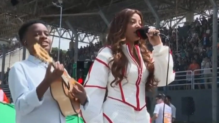 GP: Ludmilla ‘falha’ no hino e web diz que cantora esqueceu a letra