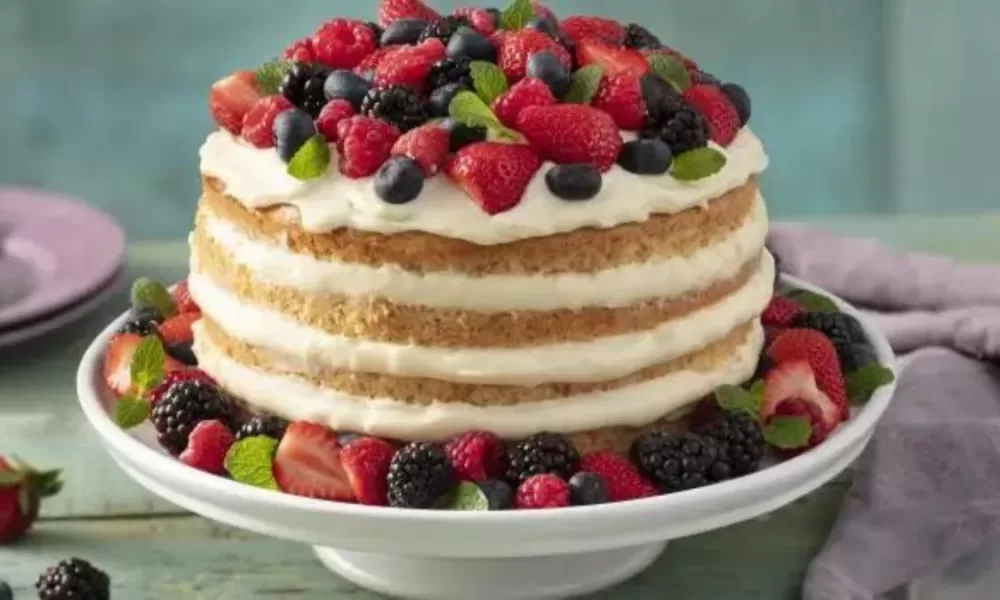 Bolo Pelado (Naked Cake) com Morangos